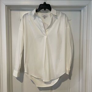 White blouse 
Never worn 
 New with tags 
Size small